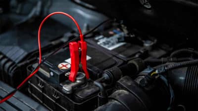 Comment utiliser les pinces pour démarrer une voiture sans batterie ?