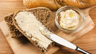 Fini le beurre : cet aliment est bien meilleur avec votre pain le matin pour éviter les pics glycémiques