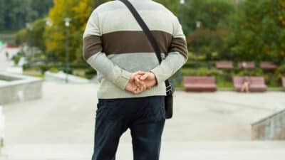 La signification réelle de marcher lentement avec les mains dans le dos, selon la psychologie