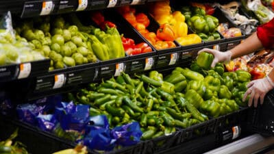 Les 2 supermarchés qui vendent le plus de fruits et légumes contaminés par les pesticides, vous allez être surpris