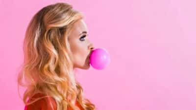 Microplastiques dans la salive : ces dangers méconnus du chewing-gum pour la santé