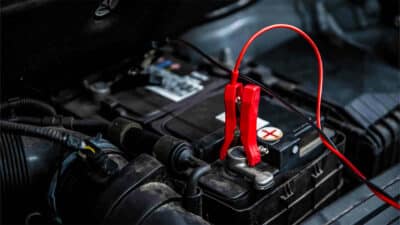 Ni chargeur ni pinces : l’astuce d’un mécanicien pour démarrer votre voiture si la batterie est à plat