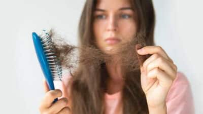 Ni shampoings ni comprimés : cet ingrédient naturel combat la chute des cheveux dès la racine