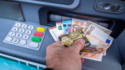 Retrait d’argent dans les distributeurs de billets: une pièce d’identité bientôt vraiment obligatoire ?