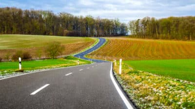 Automobilistes: attention à ce petit espace entre les lignes blanches, sa signification à connaître