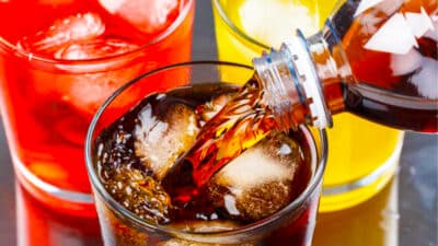 Les 3 pires boissons à éviter à tout prix pour préserver votre santé durant les fortes chaleurs selon ce médecin